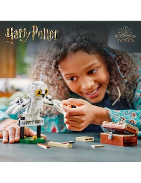 Lego Harry Potter Hedwig en el número 4 de Privet Drive 76425