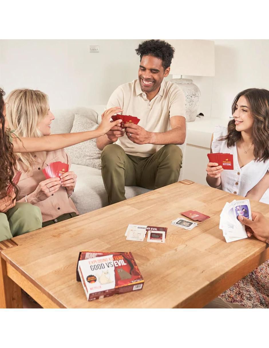 Exploding Kittens El Bien Contra El Mal en español 3