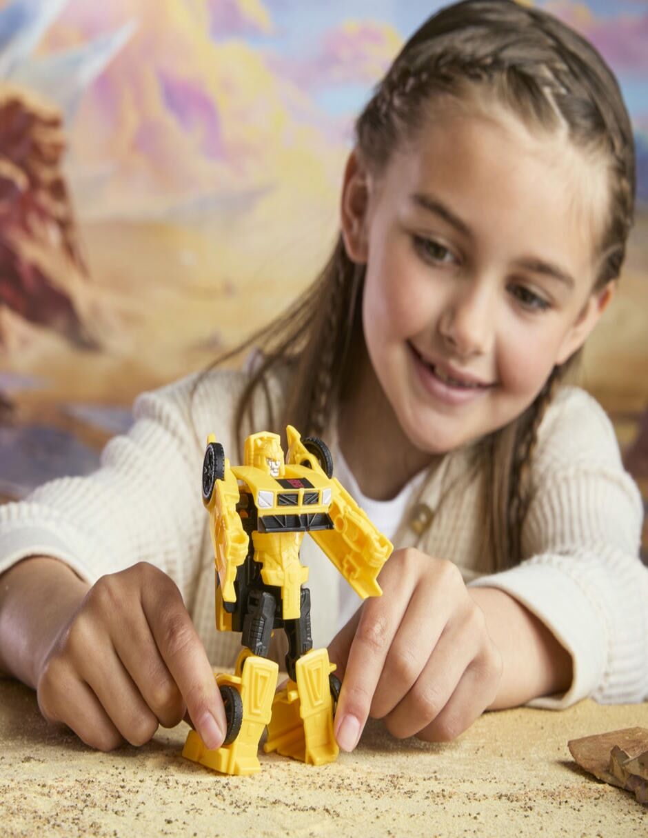 Figura de acción articulada Transfomers Cyberworld Bumblebee 2 en 1 9